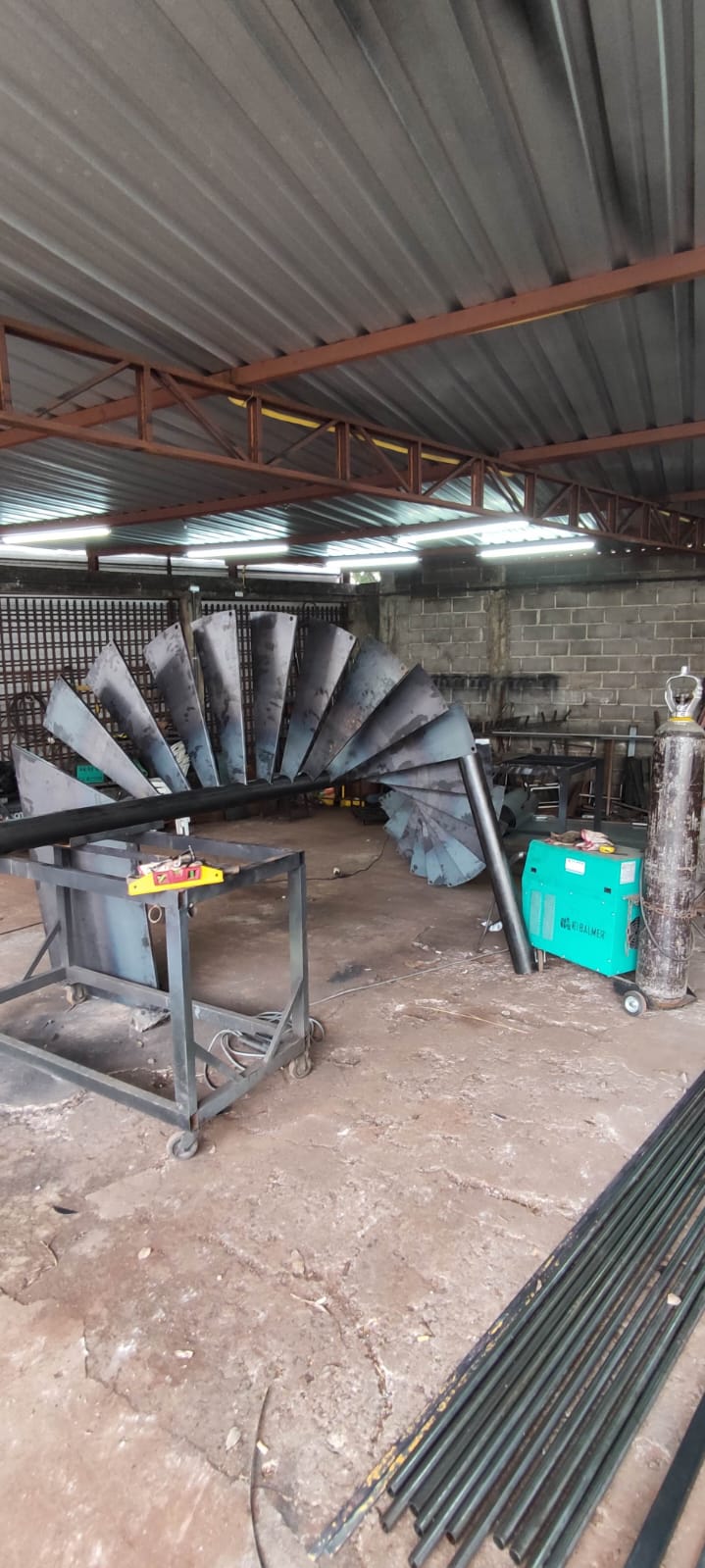Fabricação de escada caracol metálica na oficina