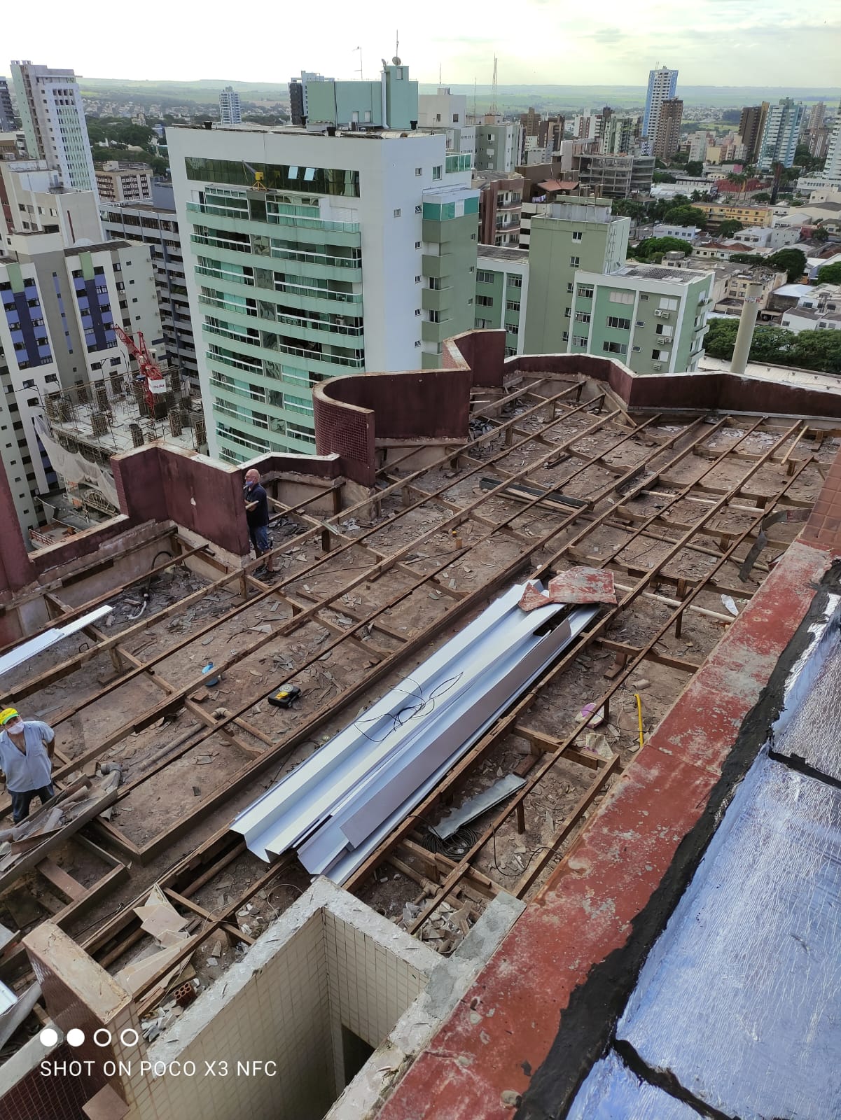 Remoção de telhado antigo para instalação de cobertura metálica